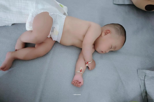 巴中三个月宝宝抬头不稳 巴中三个月宝宝抬头不稳